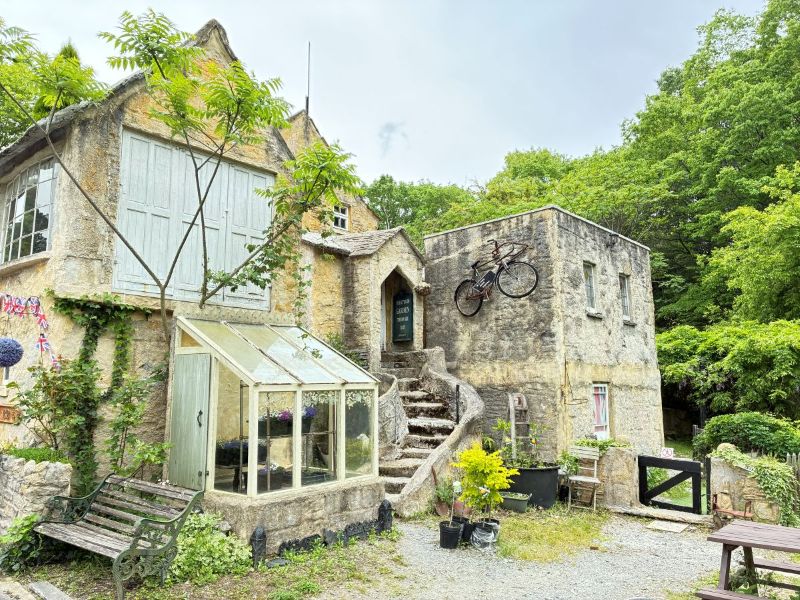 【英国村】
コッツウエルズ、150年前の建物