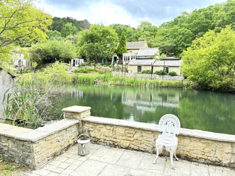 【英国村】
池を配した田園風景